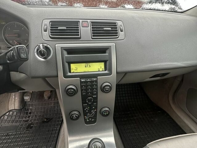 Черный Вольво В50, объемом двигателя 2 л и пробегом 315 тыс. км за 2850 $, фото 7 на Automoto.ua