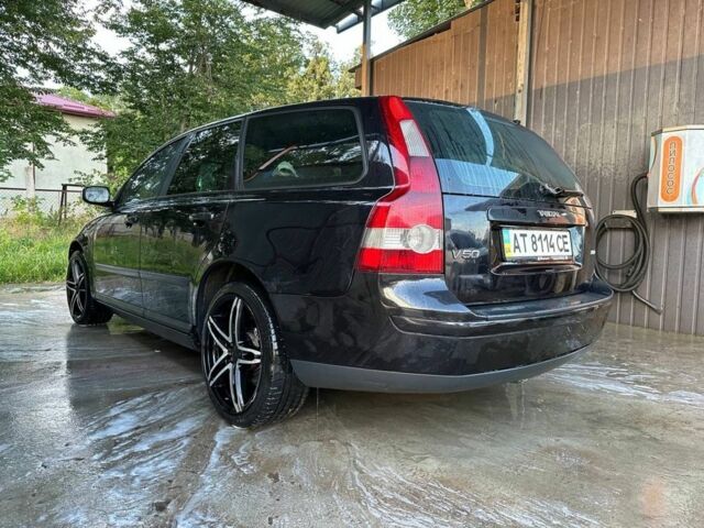 Черный Вольво В50, объемом двигателя 1.6 л и пробегом 222 тыс. км за 2100 $, фото 2 на Automoto.ua