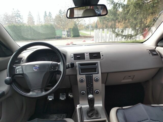 Черный Вольво В50, объемом двигателя 1.6 л и пробегом 260 тыс. км за 5500 $, фото 5 на Automoto.ua