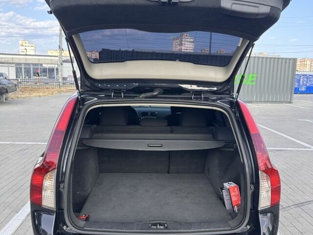 Черный Вольво В50, объемом двигателя 1.6 л и пробегом 340 тыс. км за 5400 $, фото 10 на Automoto.ua