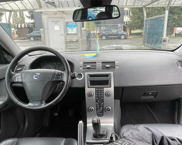 Черный Вольво В50, объемом двигателя 1.6 л и пробегом 322 тыс. км за 4800 $, фото 15 на Automoto.ua