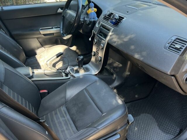 Черный Вольво В50, объемом двигателя 1.6 л и пробегом 217 тыс. км за 3000 $, фото 7 на Automoto.ua