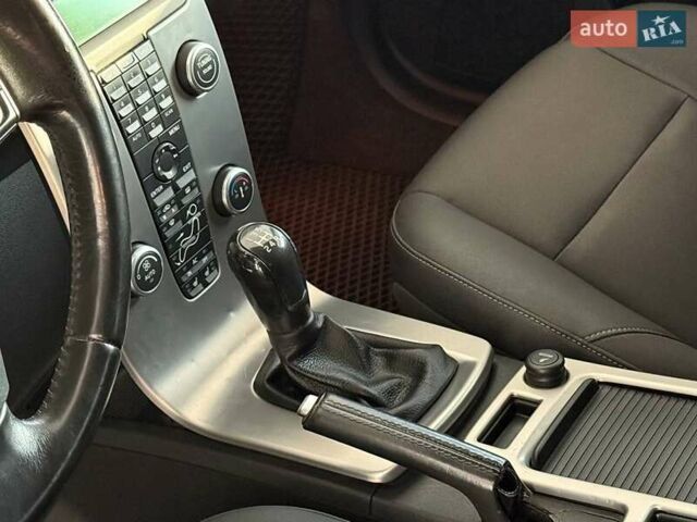 Черный Вольво В50, объемом двигателя 1.6 л и пробегом 265 тыс. км за 6890 $, фото 11 на Automoto.ua