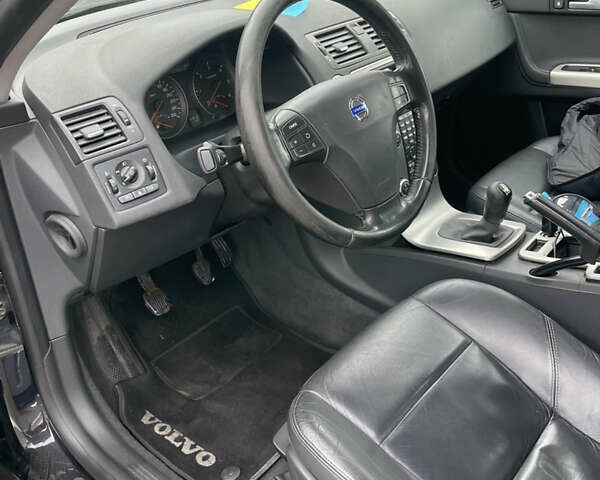 Черный Вольво В50, объемом двигателя 1.6 л и пробегом 322 тыс. км за 4800 $, фото 9 на Automoto.ua