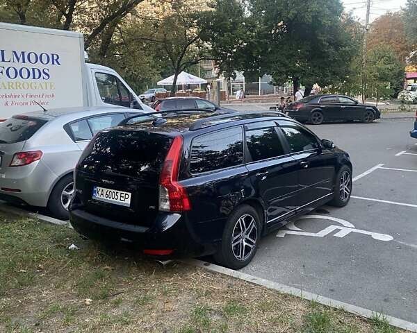 Черный Вольво В50, объемом двигателя 2.4 л и пробегом 270 тыс. км за 8000 $, фото 2 на Automoto.ua