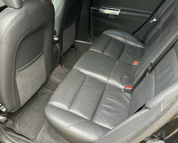 Чорний Вольво V50, об'ємом двигуна 2 л та пробігом 342 тис. км за 7000 $, фото 3 на Automoto.ua