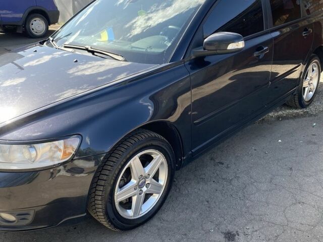 Черный Вольво В50, объемом двигателя 1.6 л и пробегом 273 тыс. км за 6500 $, фото 1 на Automoto.ua