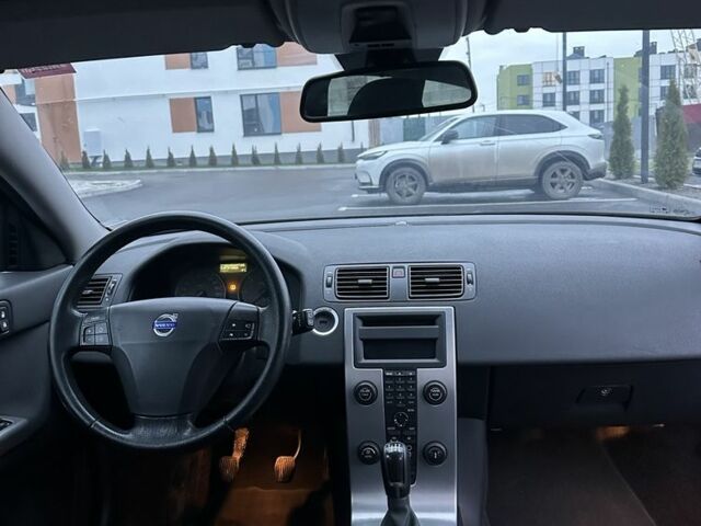 Черный Вольво В50, объемом двигателя 2 л и пробегом 301 тыс. км за 3100 $, фото 11 на Automoto.ua