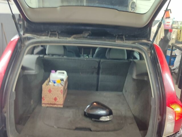 Черный Вольво В50, объемом двигателя 1.6 л и пробегом 234 тыс. км за 2700 $, фото 6 на Automoto.ua