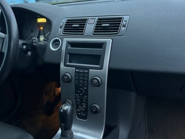 Черный Вольво В50, объемом двигателя 2 л и пробегом 301 тыс. км за 3100 $, фото 10 на Automoto.ua