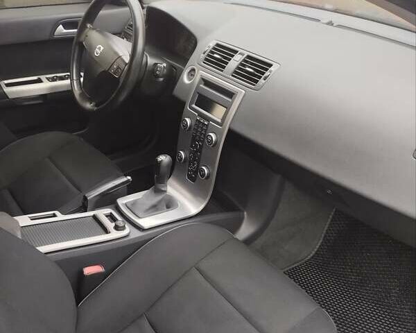 Черный Вольво В50, объемом двигателя 1.56 л и пробегом 235 тыс. км за 6750 $, фото 2 на Automoto.ua