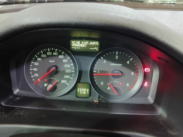 Черный Вольво В50, объемом двигателя 1.6 л и пробегом 234 тыс. км за 2700 $, фото 12 на Automoto.ua