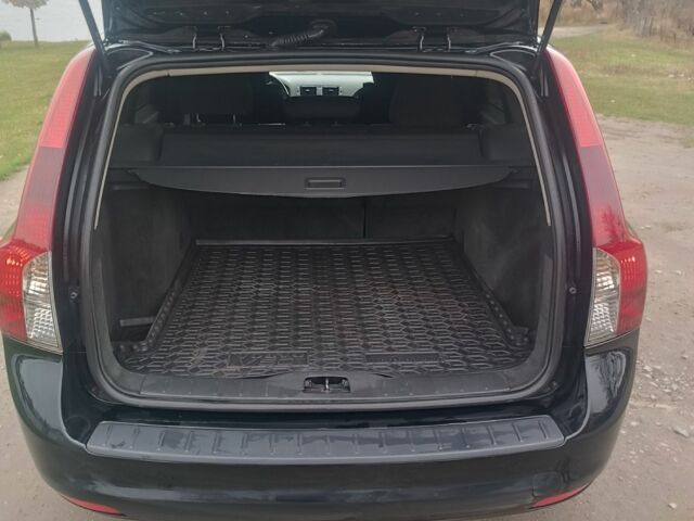 Черный Вольво В50, объемом двигателя 1.6 л и пробегом 210 тыс. км за 7500 $, фото 2 на Automoto.ua