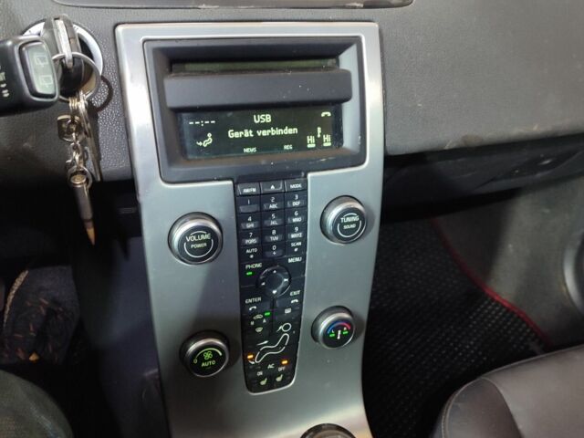 Черный Вольво В50, объемом двигателя 1.6 л и пробегом 234 тыс. км за 2700 $, фото 11 на Automoto.ua