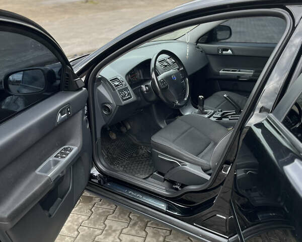 Черный Вольво В50, объемом двигателя 1.6 л и пробегом 290 тыс. км за 5950 $, фото 6 на Automoto.ua