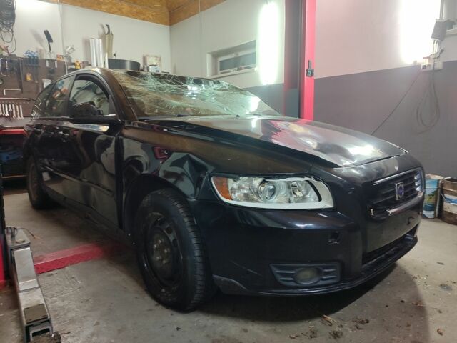 Черный Вольво В50, объемом двигателя 1.6 л и пробегом 234 тыс. км за 2700 $, фото 1 на Automoto.ua