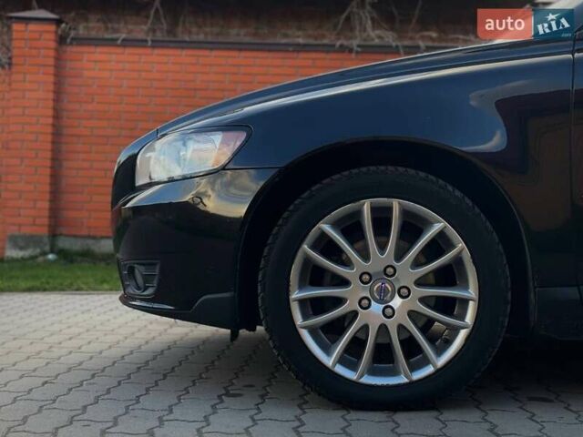 Черный Вольво В50, объемом двигателя 1.6 л и пробегом 207 тыс. км за 7700 $, фото 1 на Automoto.ua