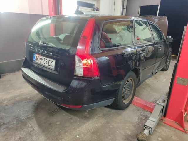 Черный Вольво В50, объемом двигателя 1.6 л и пробегом 234 тыс. км за 2700 $, фото 7 на Automoto.ua