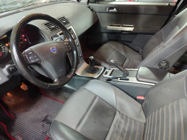 Черный Вольво В50, объемом двигателя 1.6 л и пробегом 234 тыс. км за 2700 $, фото 13 на Automoto.ua