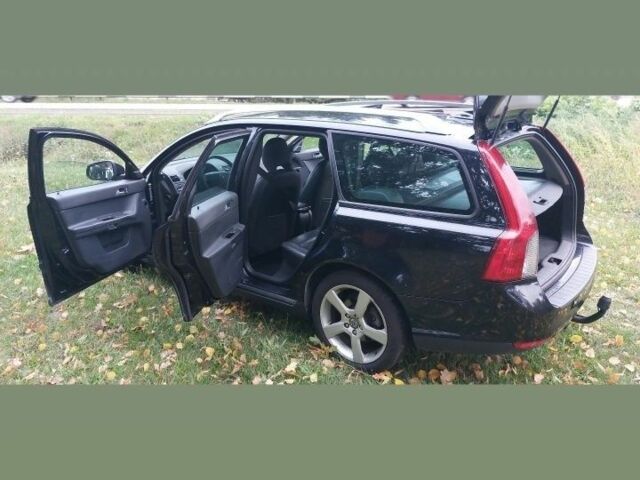 Черный Вольво В50, объемом двигателя 1.6 л и пробегом 240 тыс. км за 8033 $, фото 2 на Automoto.ua