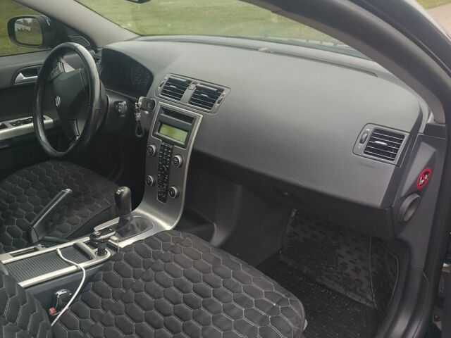 Черный Вольво В50, объемом двигателя 1.6 л и пробегом 210 тыс. км за 7500 $, фото 1 на Automoto.ua