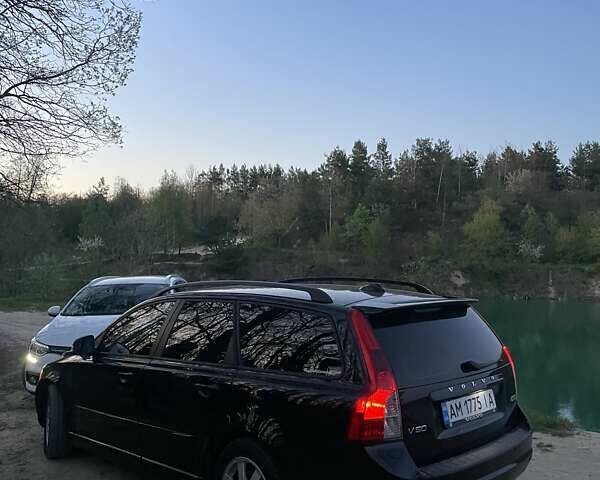 Черный Вольво В50, объемом двигателя 1.98 л и пробегом 346 тыс. км за 8600 $, фото 2 на Automoto.ua