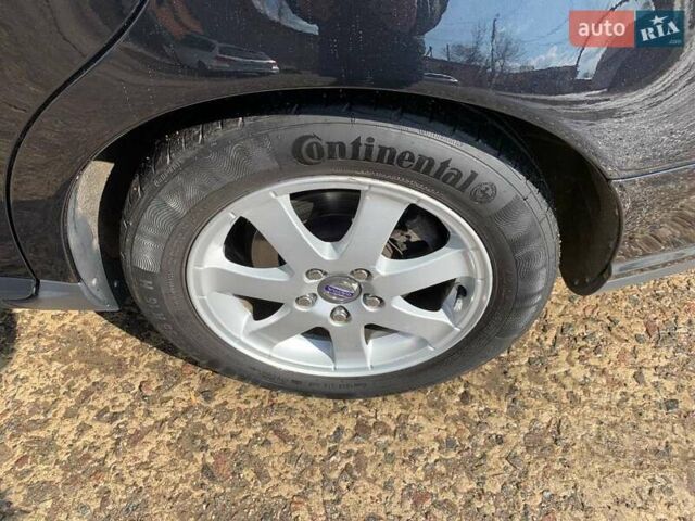 Черный Вольво В50, объемом двигателя 1.6 л и пробегом 262 тыс. км за 7300 $, фото 3 на Automoto.ua