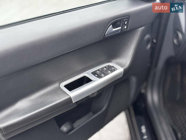 Черный Вольво В50, объемом двигателя 1.6 л и пробегом 264 тыс. км за 7600 $, фото 7 на Automoto.ua