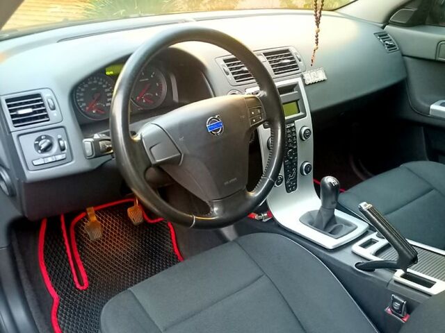 Черный Вольво В50, объемом двигателя 1.6 л и пробегом 278 тыс. км за 7600 $, фото 4 на Automoto.ua