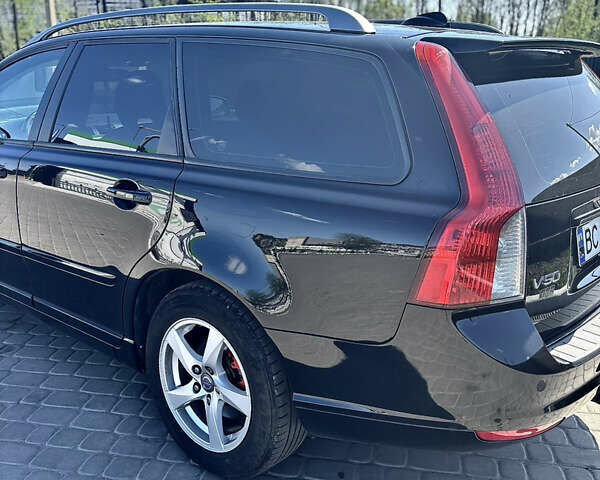 Черный Вольво В50, объемом двигателя 1.6 л и пробегом 263 тыс. км за 8100 $, фото 1 на Automoto.ua