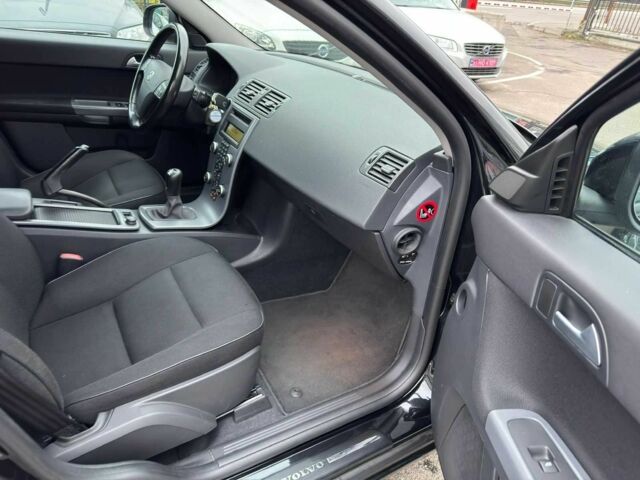 Черный Вольво В50, объемом двигателя 1.6 л и пробегом 266 тыс. км за 8900 $, фото 19 на Automoto.ua