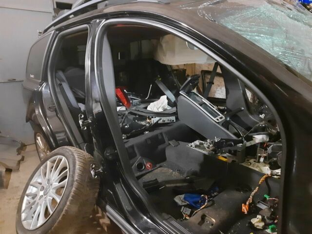 Чорний Вольво V50, об'ємом двигуна 1.6 л та пробігом 230 тис. км за 2000 $, фото 1 на Automoto.ua