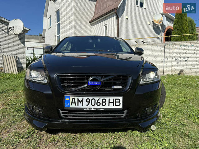 Черный Вольво В50, объемом двигателя 1.98 л и пробегом 265 тыс. км за 8000 $, фото 2 на Automoto.ua