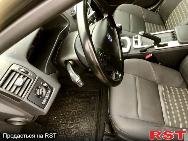 Черный Вольво В50, объемом двигателя 1.6 л и пробегом 257 тыс. км за 7700 $, фото 10 на Automoto.ua