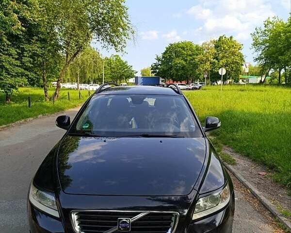 Черный Вольво В50, объемом двигателя 1.56 л и пробегом 325 тыс. км за 6500 $, фото 1 на Automoto.ua