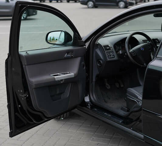 Черный Вольво В50, объемом двигателя 1.6 л и пробегом 316 тыс. км за 7299 $, фото 14 на Automoto.ua