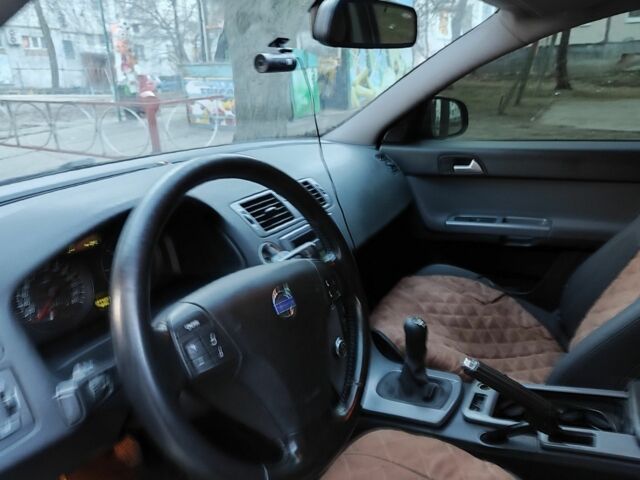 Черный Вольво В50, объемом двигателя 1.6 л и пробегом 280 тыс. км за 8000 $, фото 2 на Automoto.ua