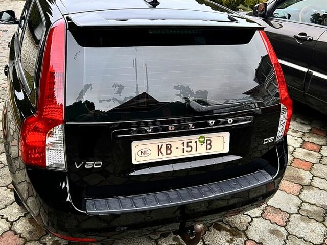Черный Вольво В50, объемом двигателя 1.6 л и пробегом 210 тыс. км за 7300 $, фото 4 на Automoto.ua