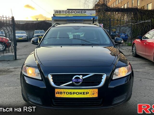 Черный Вольво В50, объемом двигателя 1.6 л и пробегом 243 тыс. км за 8200 $, фото 1 на Automoto.ua