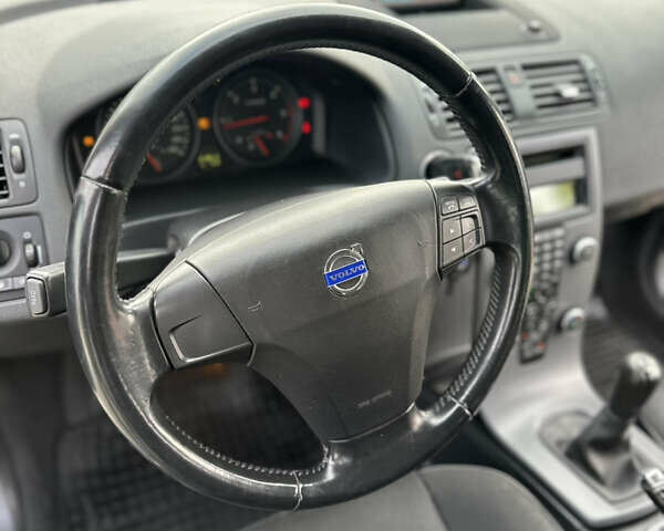 Черный Вольво В50, объемом двигателя 1.6 л и пробегом 219 тыс. км за 8300 $, фото 31 на Automoto.ua