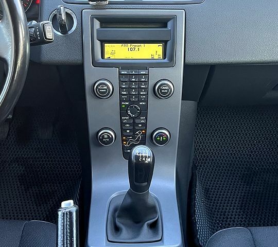 Черный Вольво В50, объемом двигателя 1.6 л и пробегом 243 тыс. км за 8200 $, фото 10 на Automoto.ua