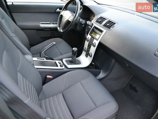 Черный Вольво В50, объемом двигателя 1.6 л и пробегом 218 тыс. км за 7600 $, фото 16 на Automoto.ua