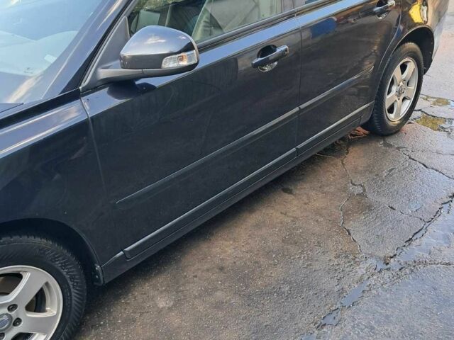 Черный Вольво В50, объемом двигателя 1.6 л и пробегом 270 тыс. км за 7500 $, фото 2 на Automoto.ua