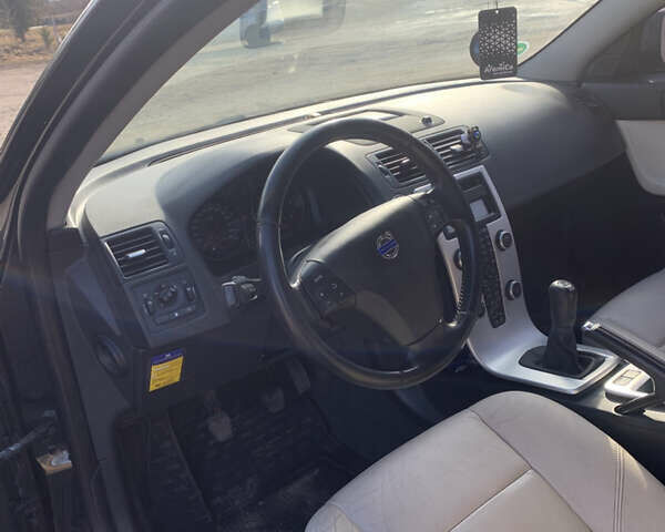 Черный Вольво В50, объемом двигателя 1.6 л и пробегом 307 тыс. км за 8200 $, фото 7 на Automoto.ua