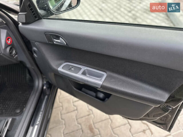 Черный Вольво В50, объемом двигателя 1.6 л и пробегом 219 тыс. км за 8300 $, фото 17 на Automoto.ua