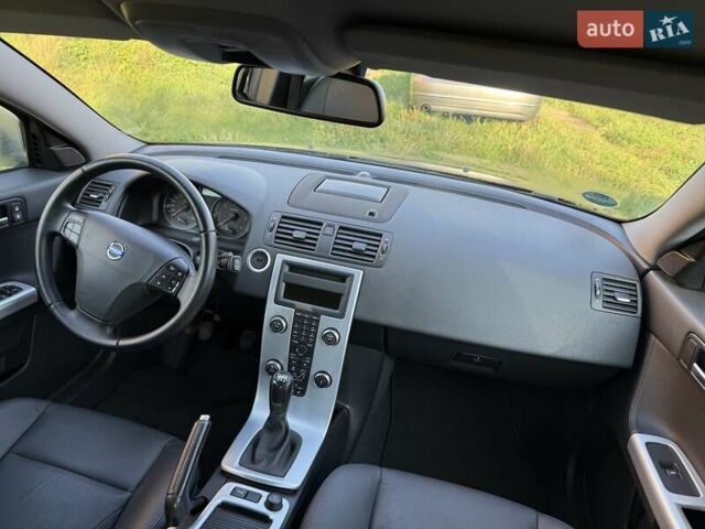 Черный Вольво В50, объемом двигателя 1.6 л и пробегом 226 тыс. км за 8290 $, фото 93 на Automoto.ua