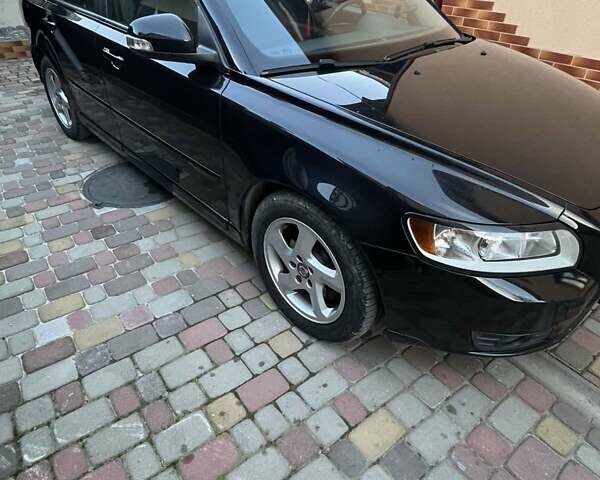 Черный Вольво В50, объемом двигателя 1.6 л и пробегом 261 тыс. км за 8200 $, фото 1 на Automoto.ua