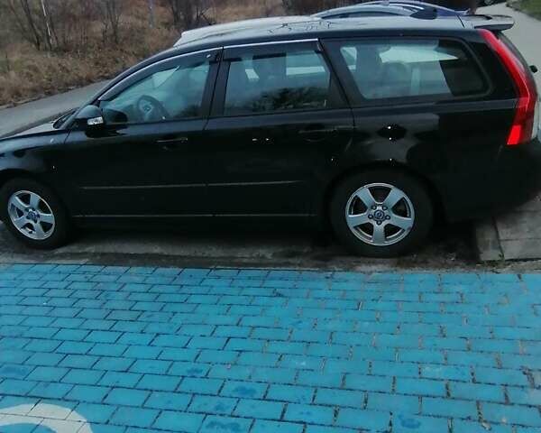 Черный Вольво В50, объемом двигателя 1.6 л и пробегом 235 тыс. км за 8000 $, фото 1 на Automoto.ua