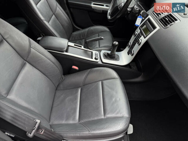 Черный Вольво В50, объемом двигателя 1.6 л и пробегом 244 тыс. км за 8850 $, фото 84 на Automoto.ua