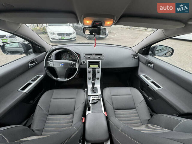 Черный Вольво В50, объемом двигателя 2 л и пробегом 200 тыс. км за 11300 $, фото 32 на Automoto.ua